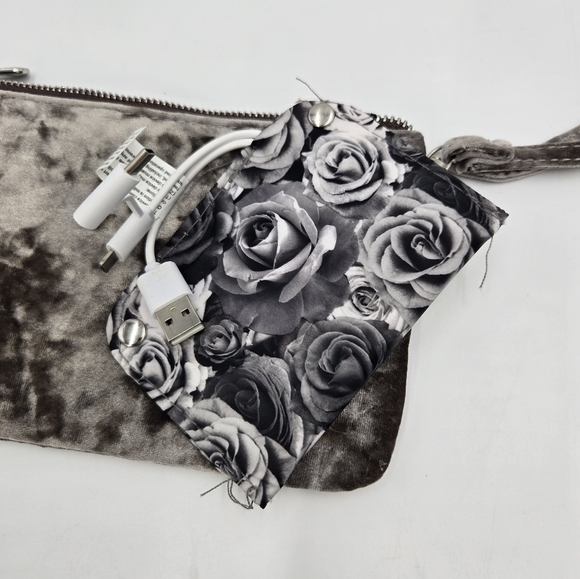 Adrienne Vittadini Gray Velvet Charging Wallet Wristlet - MSRP iPhone USB - Picture 5 of 9